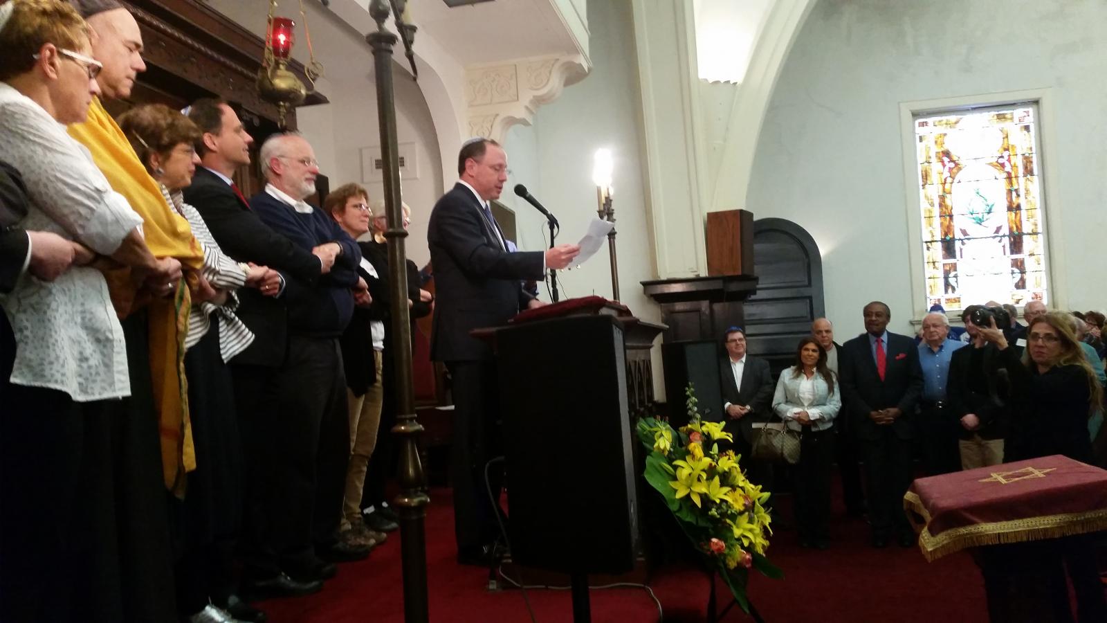 Rabbi Aaron Panken offering a closing prayer at Temple Mishkan Israel in Selma